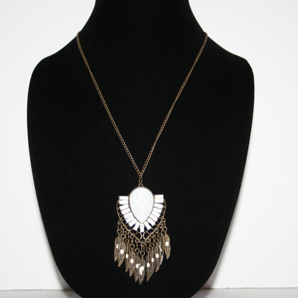 Beautiful bronzed and white necklace 33-36"
